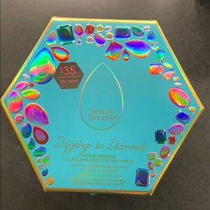 Beauty blender + it’s cleanser